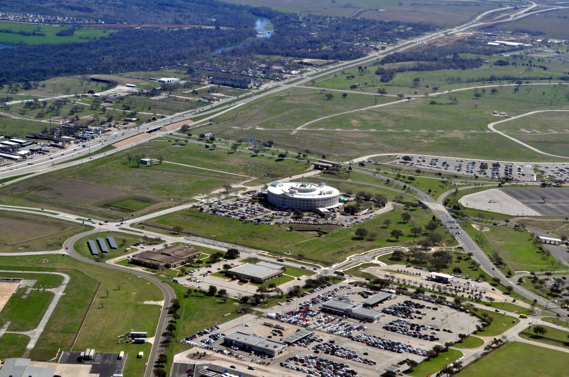 Ngoi mo bi an o san bay anh 5
