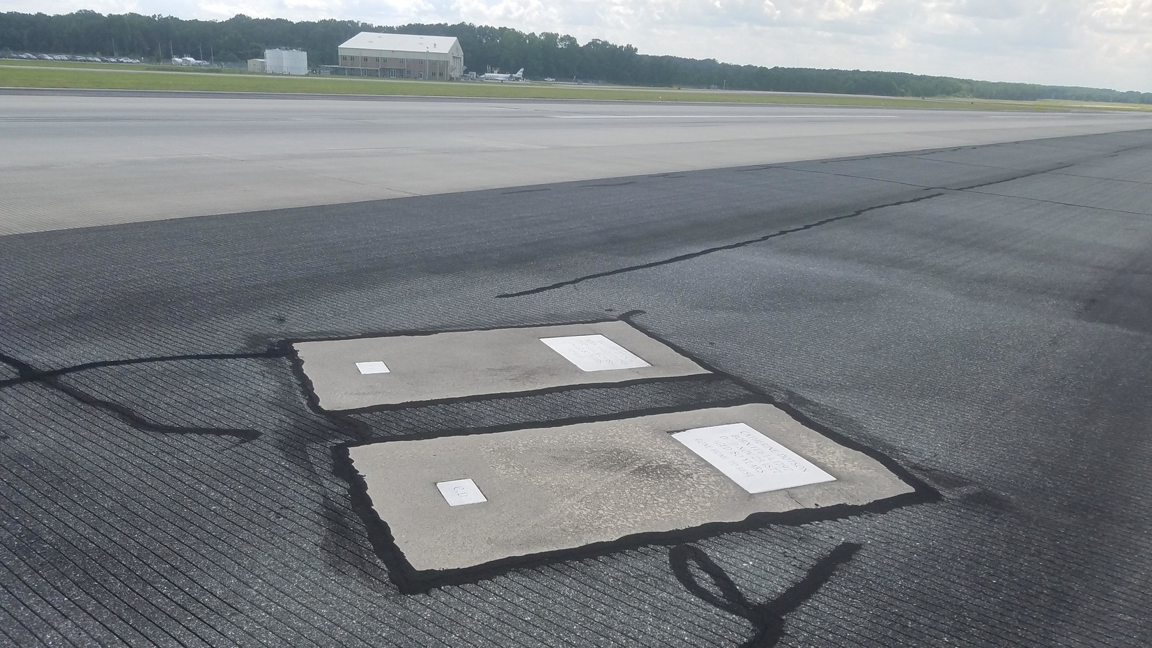 Ngoi mo bi an o san bay anh 6