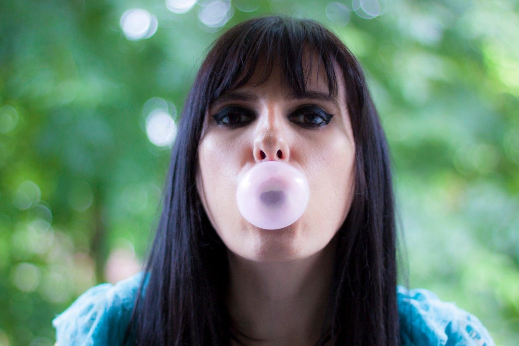 Di tu vi ban keo cao su va 7 luat cam gay bat ngo o Singapore hinh anh