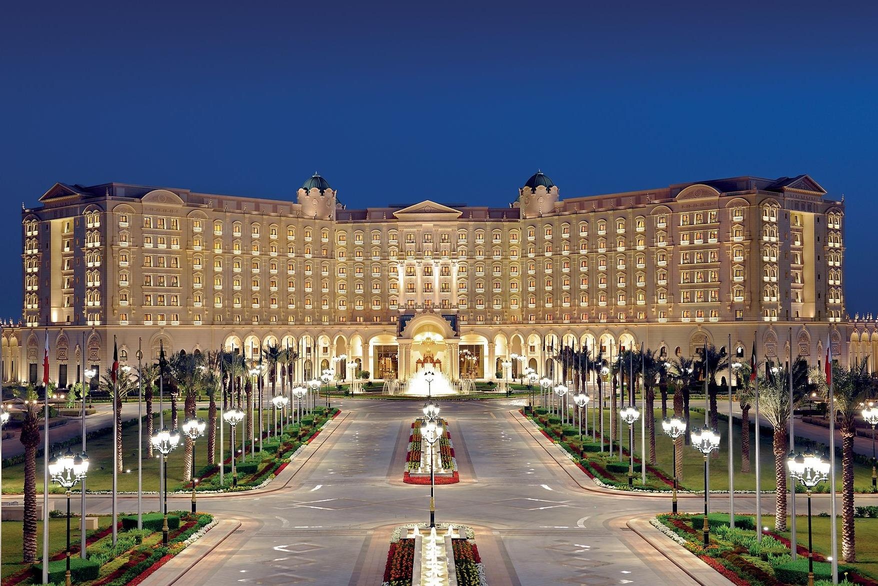 Khach san dat vang tung giam giu 200 hoang tu, ty phu hinh anh