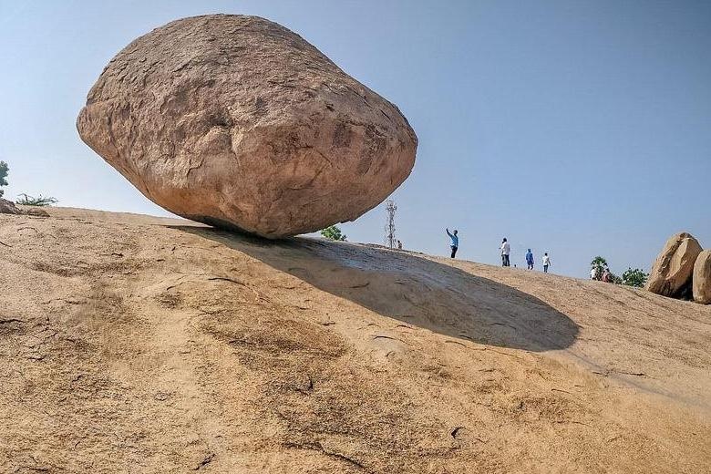 Hon da co can bang tren doc thach thuc nguoi dich chuyen hinh anh