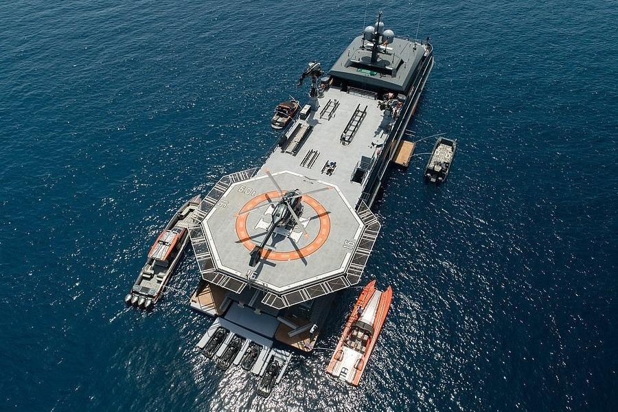 Con tau xa hoa cua gioi sieu giau co san bay, benh vien rieng hinh anh