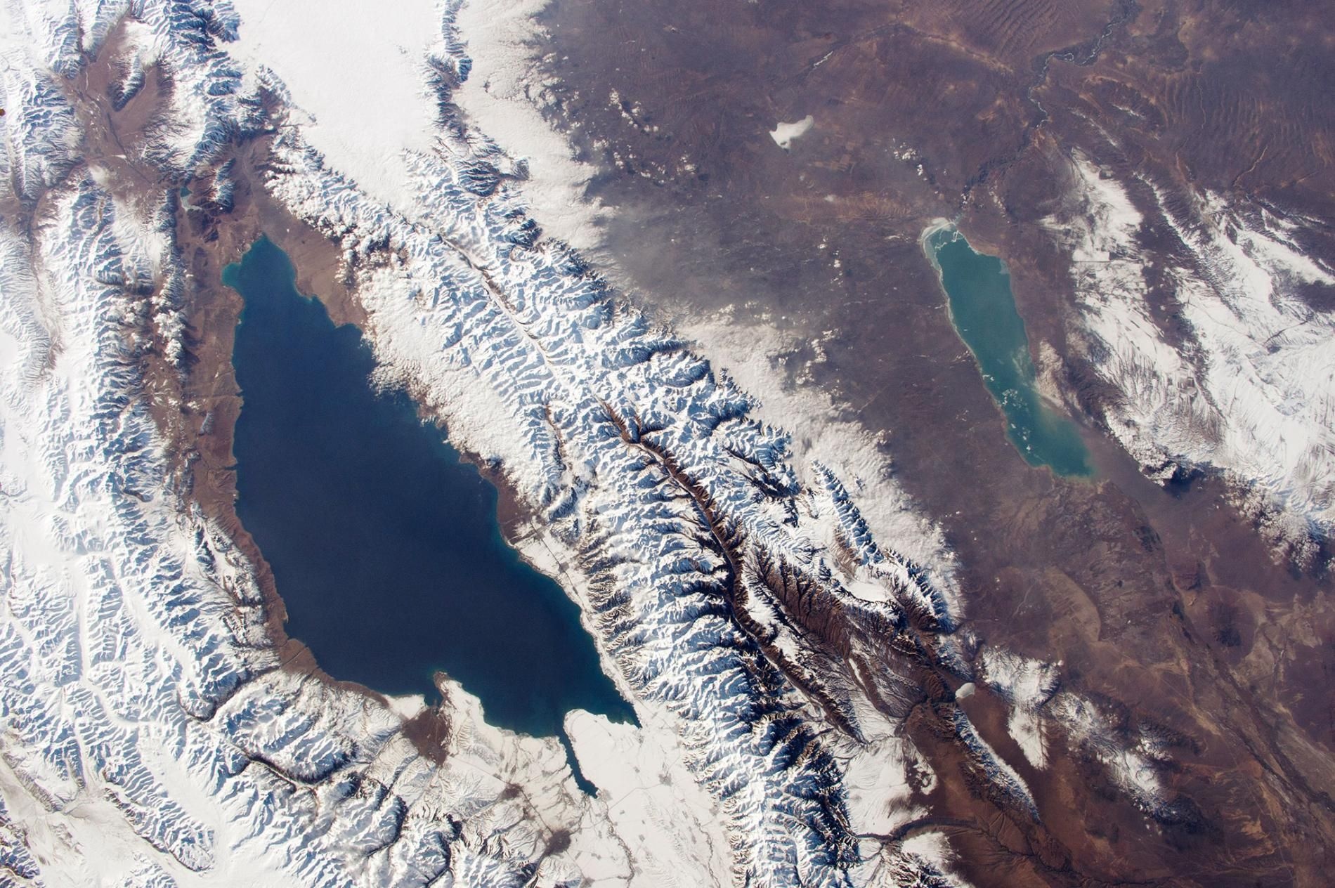 Ho nuoc khong dong bang giua nhung ngon nui phu tuyet vinh cuu hinh anh