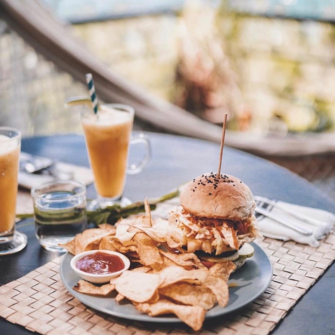 Khach san tren ngon cay anh 10