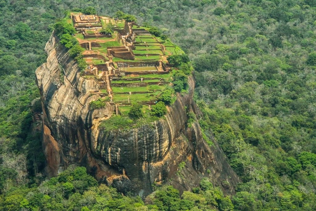 Cung dien co von may tren dinh cot da khong lo hinh anh