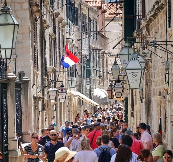 Diem du lich dong khach anh 4