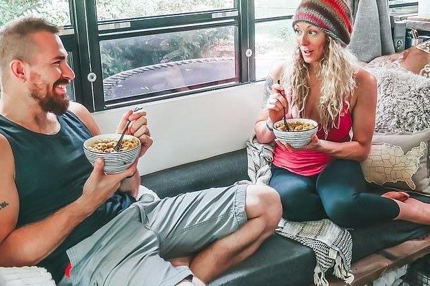 Cap doi ban gia tai, di du lich khap noi tren xe buyt hinh anh