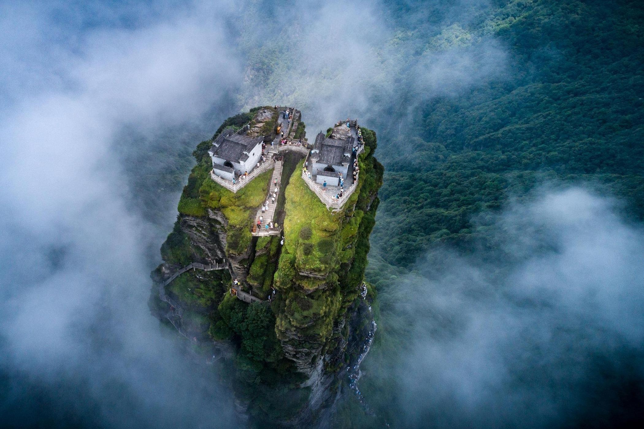 2 ngoi chua co von may tren dinh nui tien hinh anh