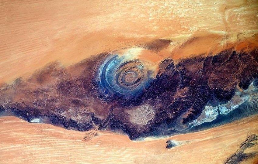 Mat xanh bi an tren sa mac lon nhat the gioi hinh anh