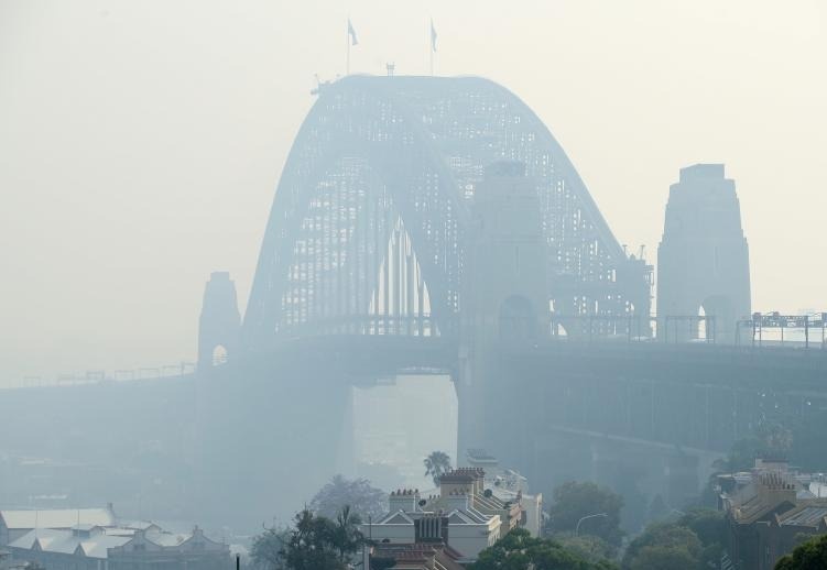 Khoi bui day dac bao phu thanh pho lon nhat Australia hinh anh