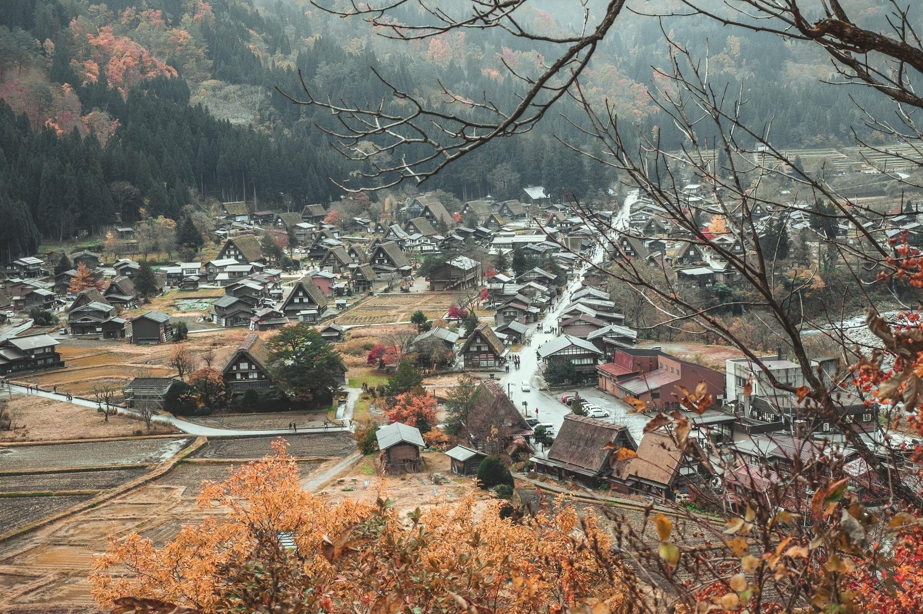 Mot ngay dao choi lang co tich Doraemon o Nhat Ban hinh anh