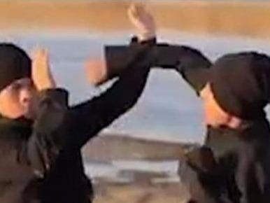 IS tung video doa 'mau chay thanh song' o Trung Quoc hinh anh