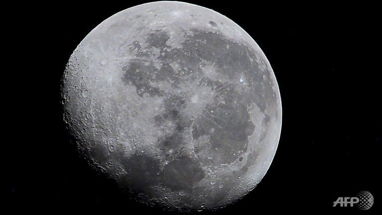 Du khach len Mat Trang doi mat nguy co suc khoe kho luong hinh anh