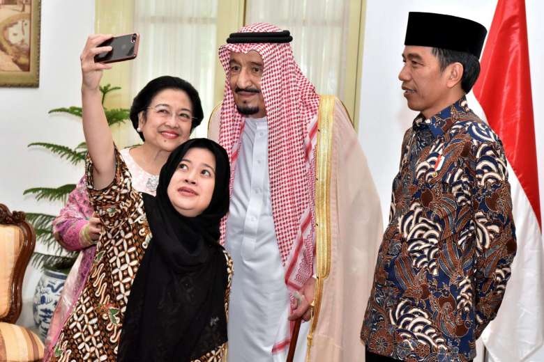 Quoc vuong Saudi Arabia 'nhiet tinh' selfie trong chuyen tham chau A hinh anh