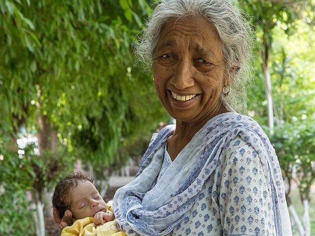 Cu ba An Do sinh con dau long o tuoi 72 hinh anh