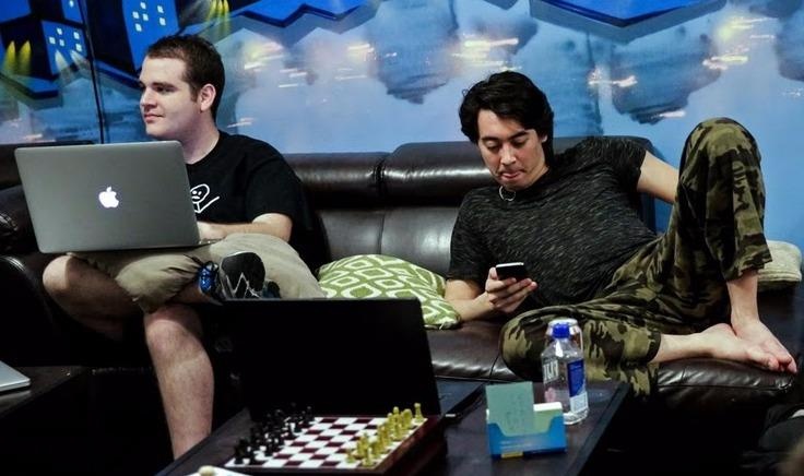 Cuoc song 'cu dem' o My: Do an nhanh, laptop va ngu tren san hinh anh