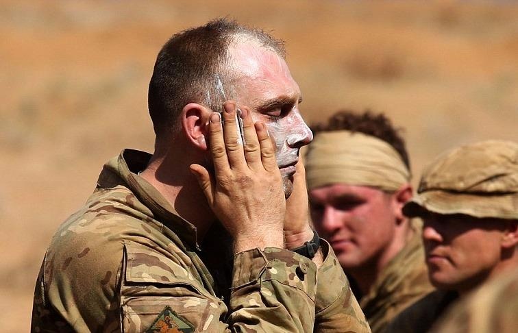 Linh Scotland thoa kem chong nang de tap luyen trong thoi tiet 40 do C hinh anh