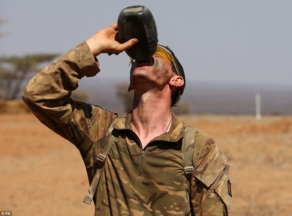 Binh linh Scotland luyen tap o Kenya hinh anh