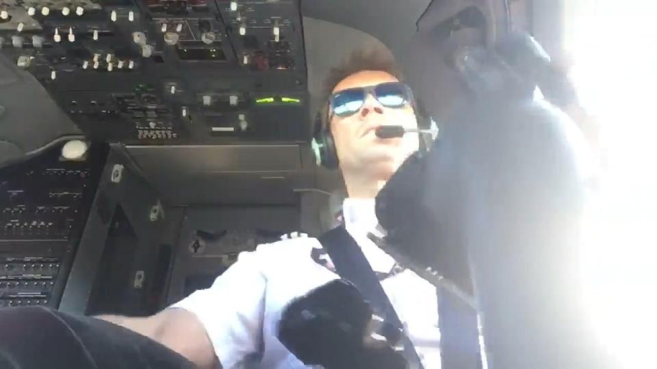 Phi cong vui ve lai may bay nhu choi game khi gap gio lon hinh anh