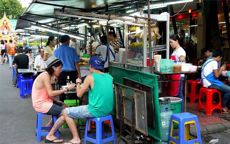 Chien dich dep hang rong tren via he o cac nuoc Dong Nam A hinh anh