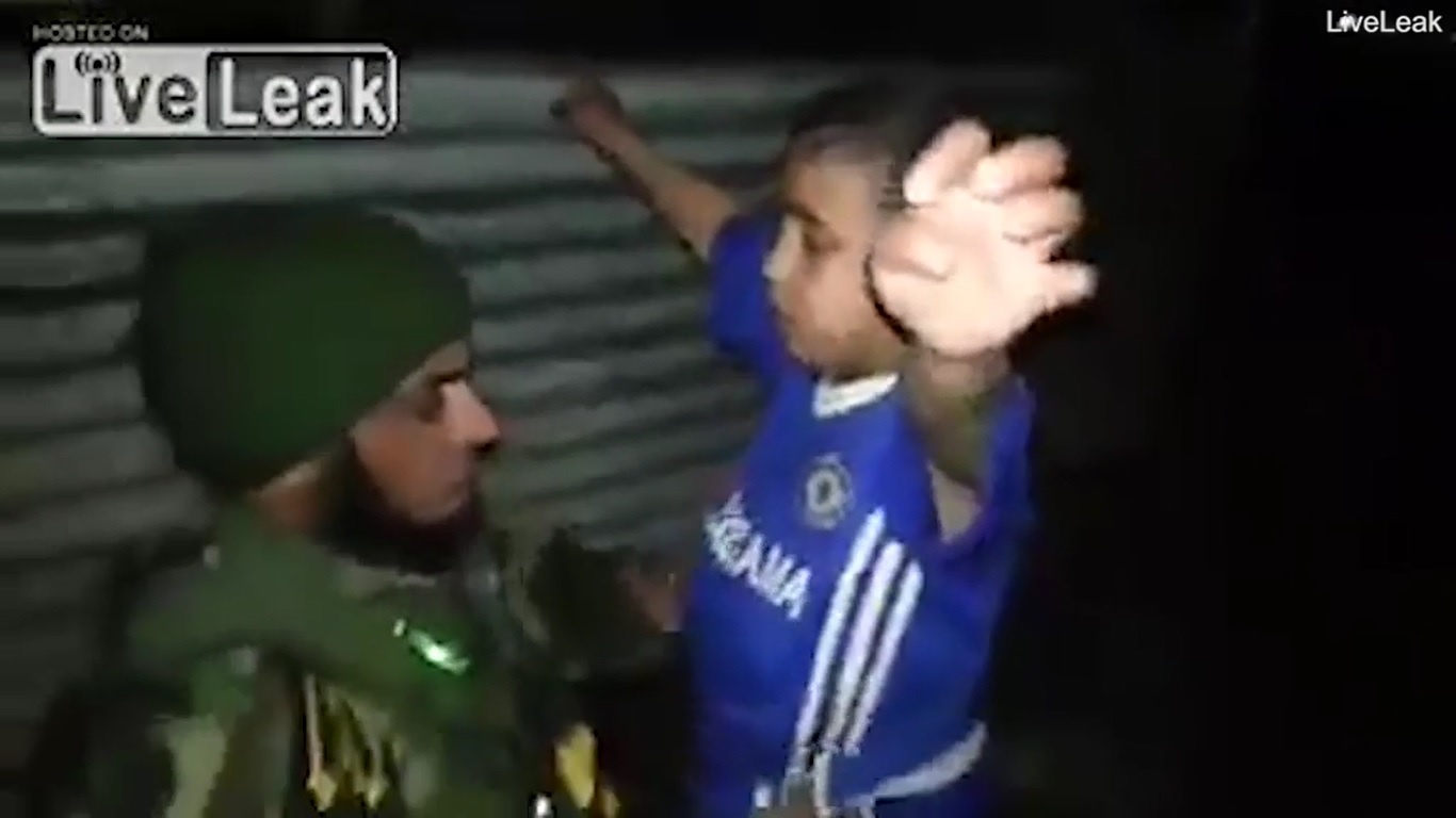 Cau be mac 'ao Chelsea' duoc go thiet bi no tren nguoi hinh anh