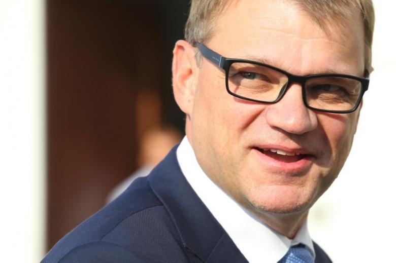 Thu tuong Phan Lan tu lai may bay trong cac chuyen cong du hinh anh