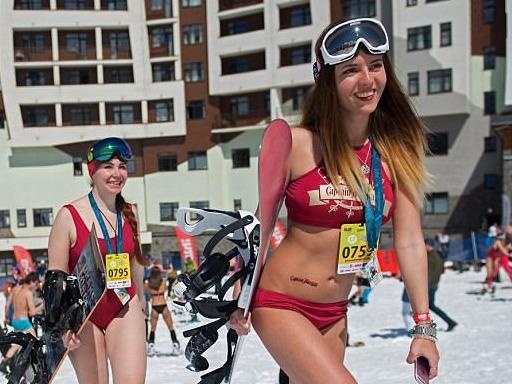 Hang nghin nguoi mac bikini truot tuyet hinh anh