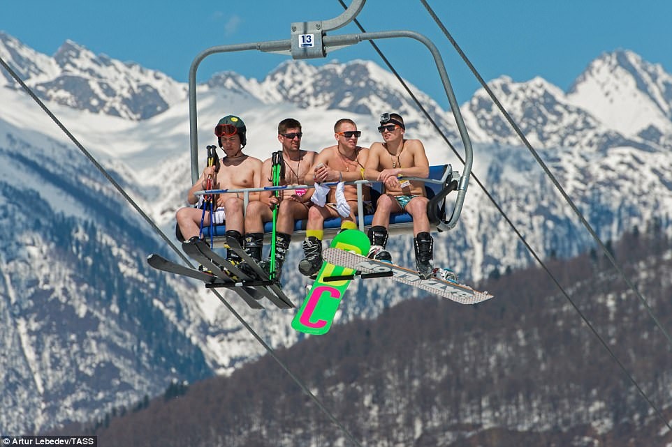 mặc bikini trượt tuyết ở Pháp ảnh 6 mac bikini truot tuyet o Phap anh 6