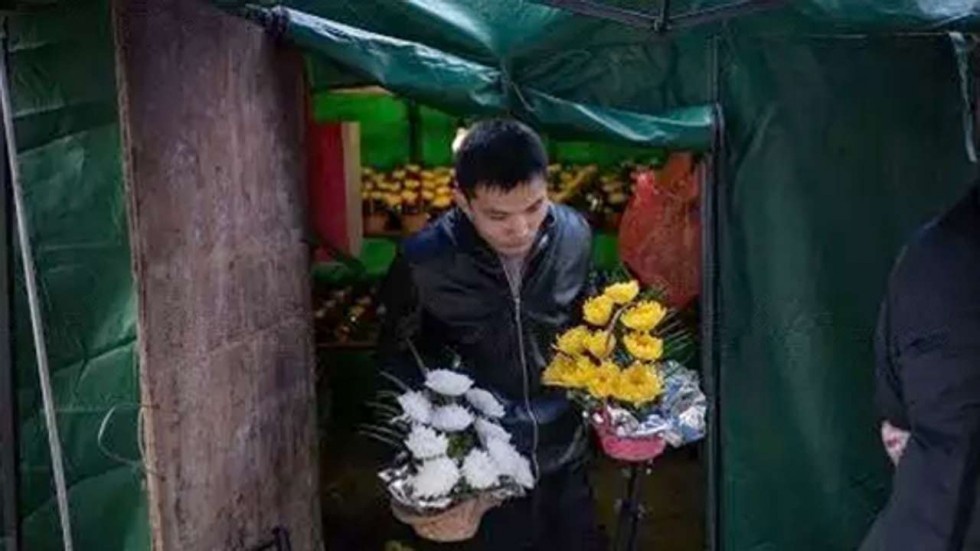 Tao mo thue qua mang truoc Thanh Minh o Trung Quoc hinh anh