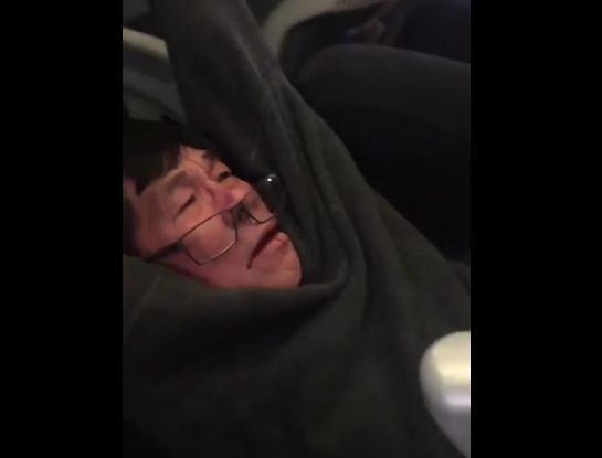 Hang hang khong My loi manh hanh khach xuong may bay hinh anh