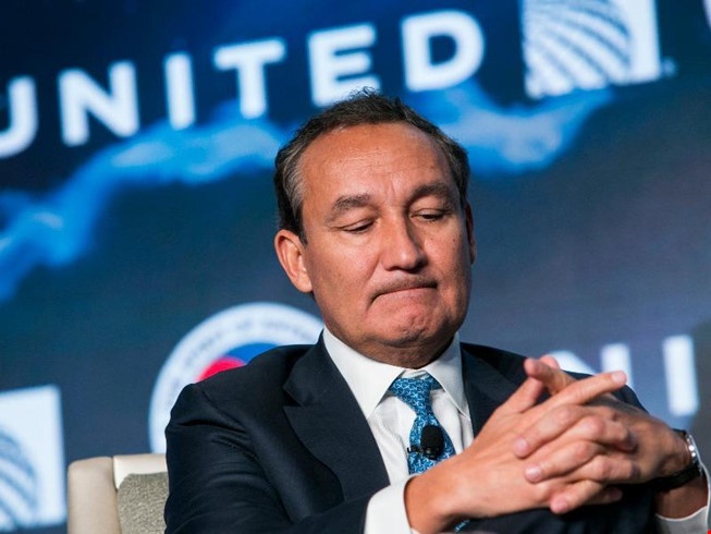 CEO United Airlines thay xau ho khi xem video hanh khach bi keo le hinh anh