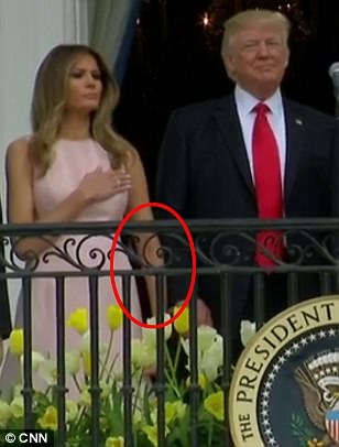 Ong Trump quen dat tay len nguc khi hat quoc ca hinh anh