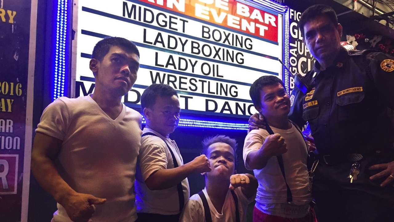 Cuoc song chat vat cua nhung vo si lun o quan bar Philippines hinh anh