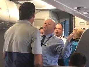 Tiep vien American Airlines danh phu nu va thach hanh khach danh nhau hinh anh