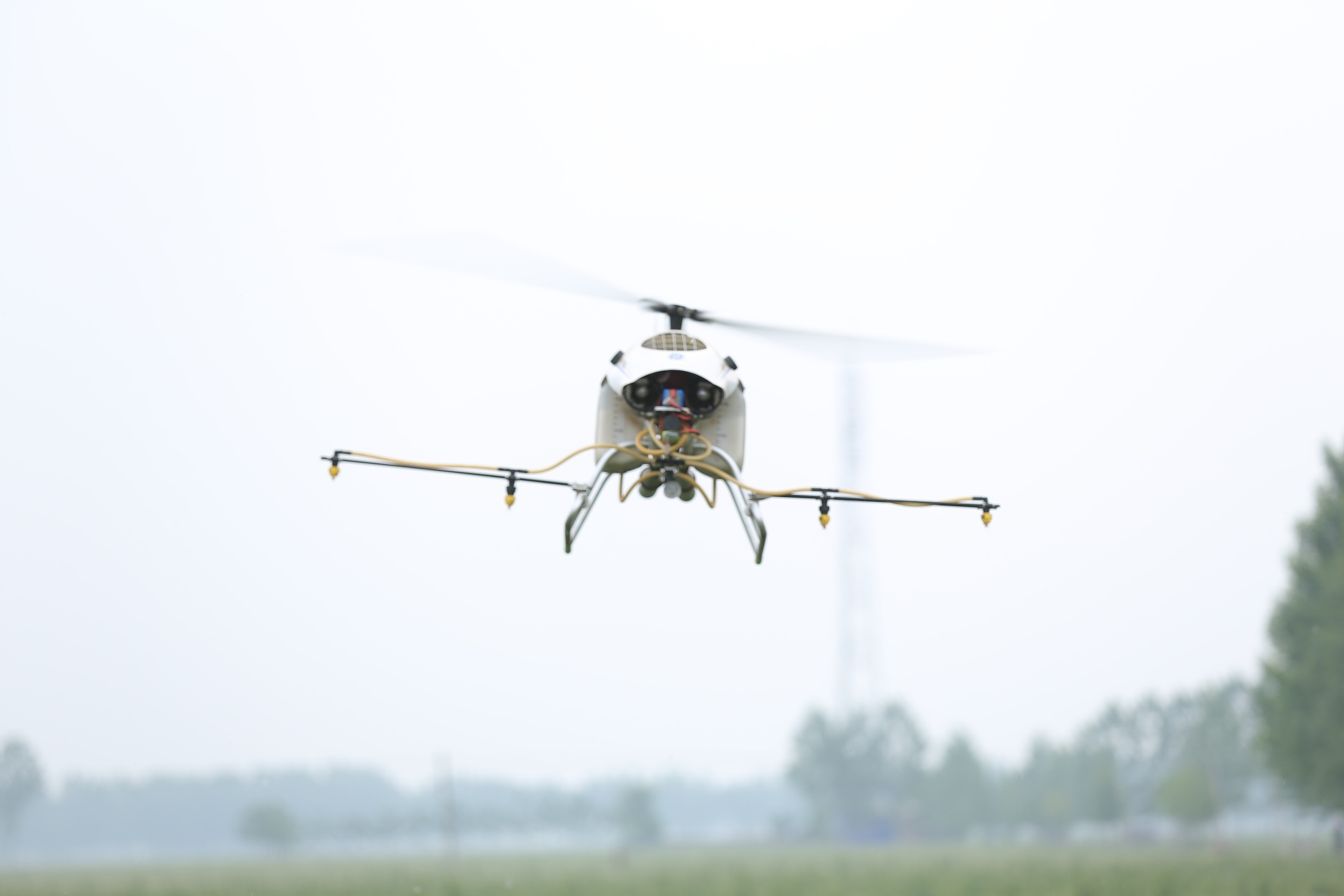 may bay khong nguoi lai phun thuoc tru sau anh 9