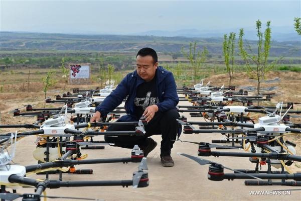 may bay khong nguoi lai phun thuoc tru sau anh 2