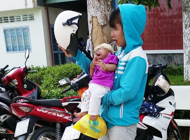 Ban doc phan no me ep con lam tiep vien karaoke kiem tien hinh anh