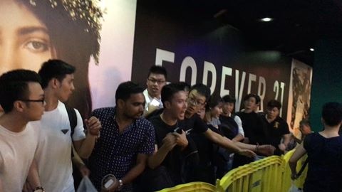 Chen lan mua iPhone: 'Viec nhe luong cao, toi gi khong lam' hinh anh