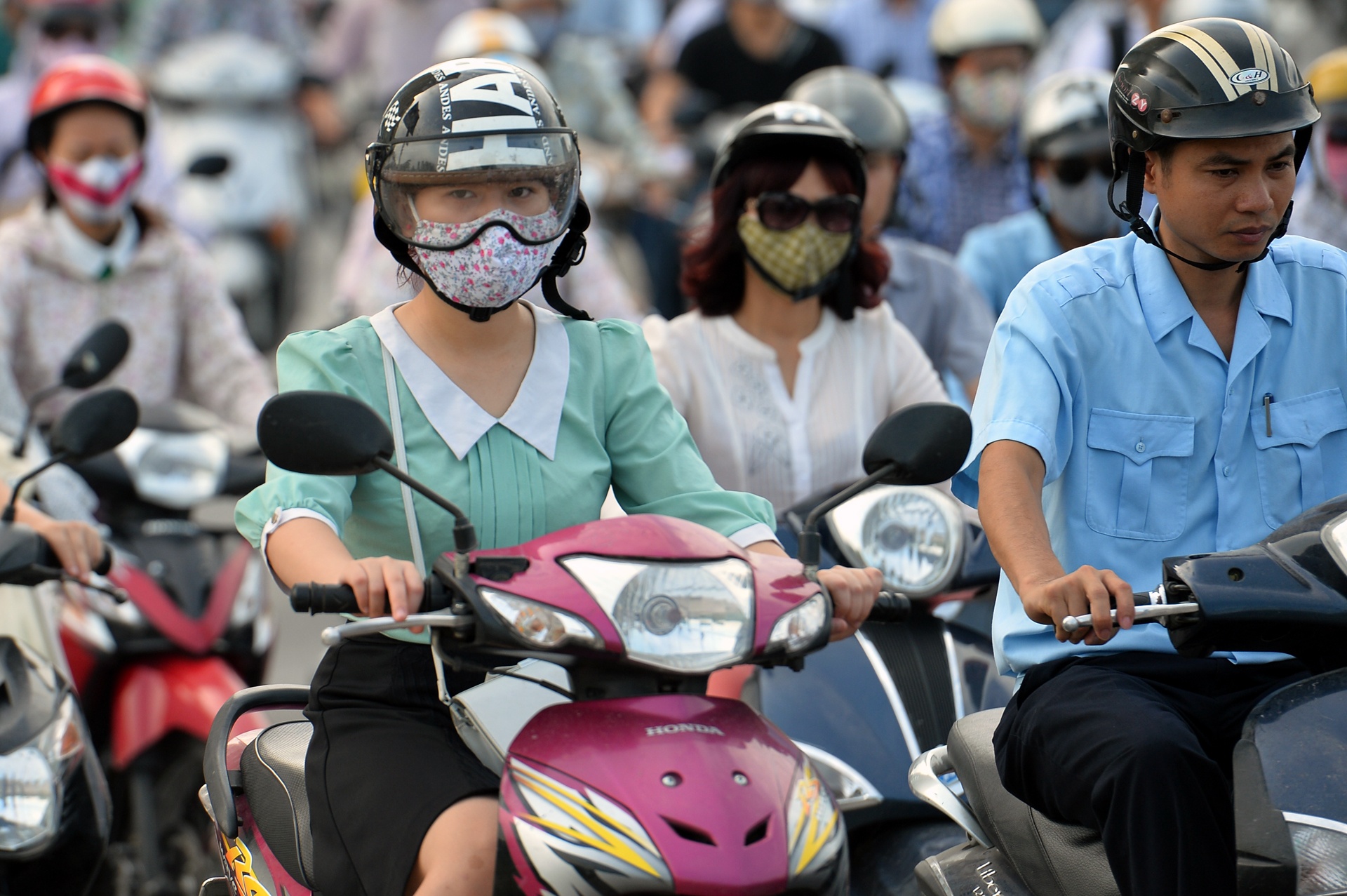 Cam xe may ngoai tinh vao Ha Noi la khong cong bang hinh anh