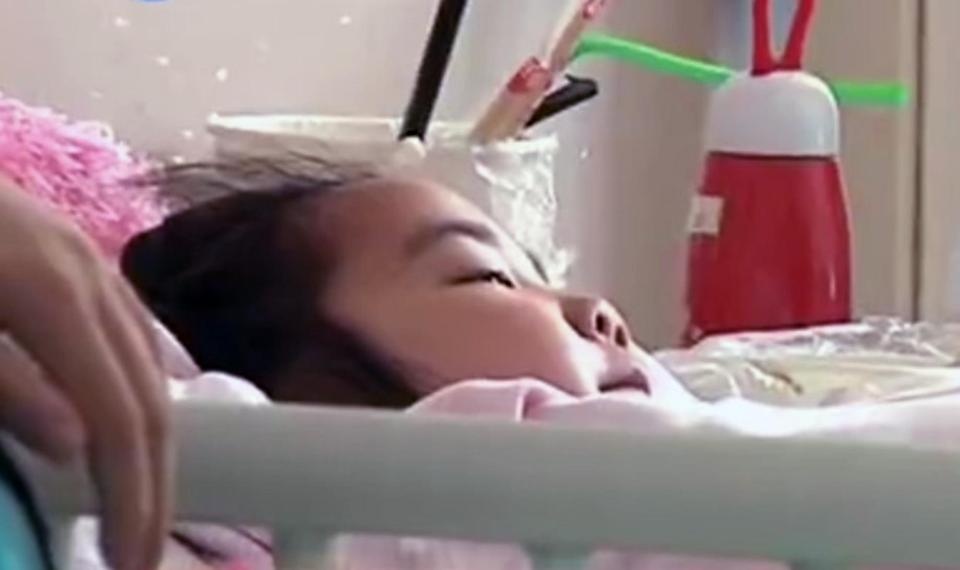 Be gai co the liet nua nguoi do mat thang bang khi tap yoga hinh anh