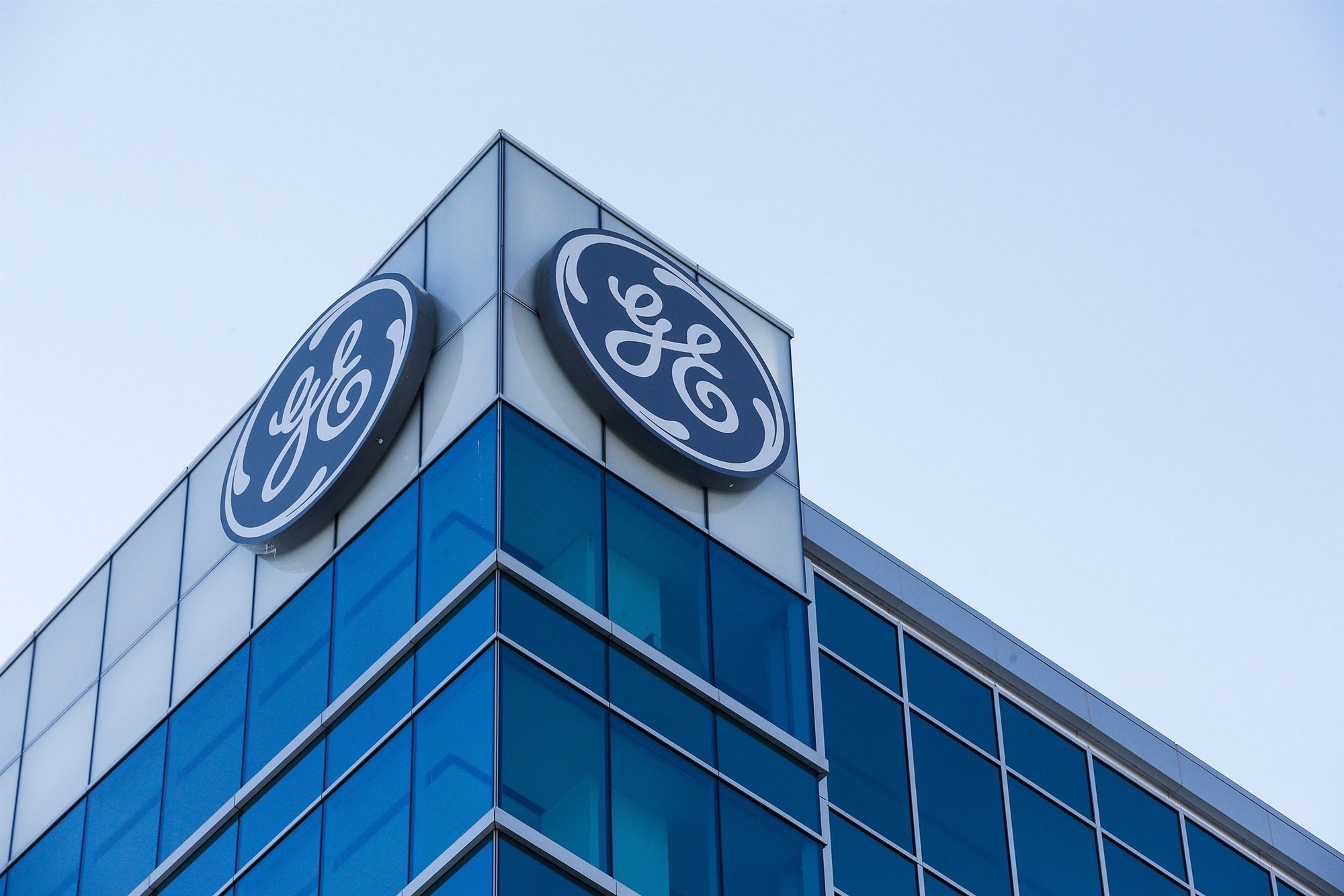General Electric thay CEO, dung nhan su ben ngoai hinh anh