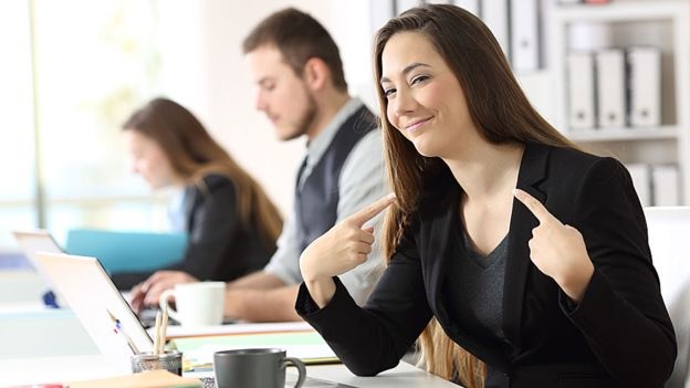 Nguoi tu danh bong ban than van thang tien du khong lam viec hinh anh