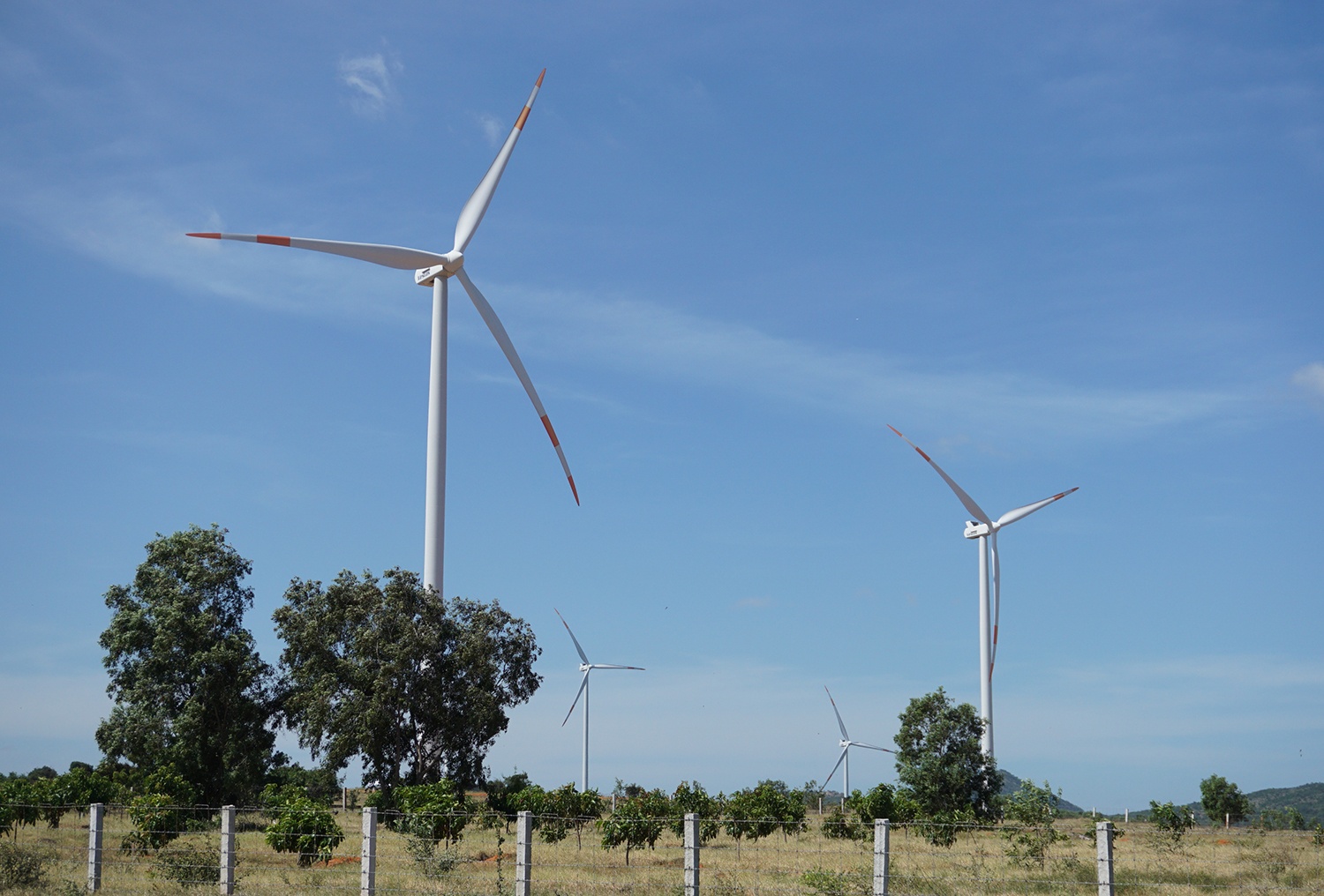 Quan ngai ve kha nang dua dien gio, dien mat troi vao he thong hinh anh