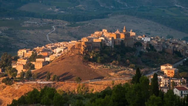 Mot thi tran o Italy ban hang chuc ngoi nha gia 1 euro hinh anh