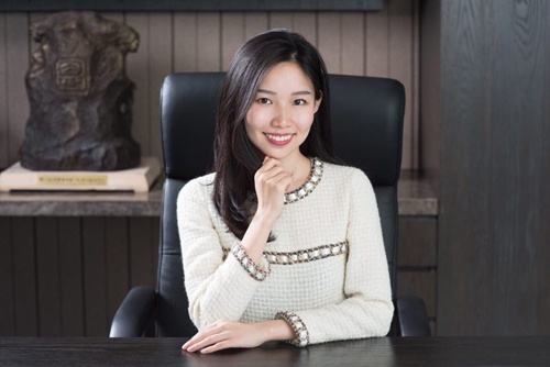 Ty phu chau A don duong cho con va chau gai ke nhiem cong ty ty USD hinh anh