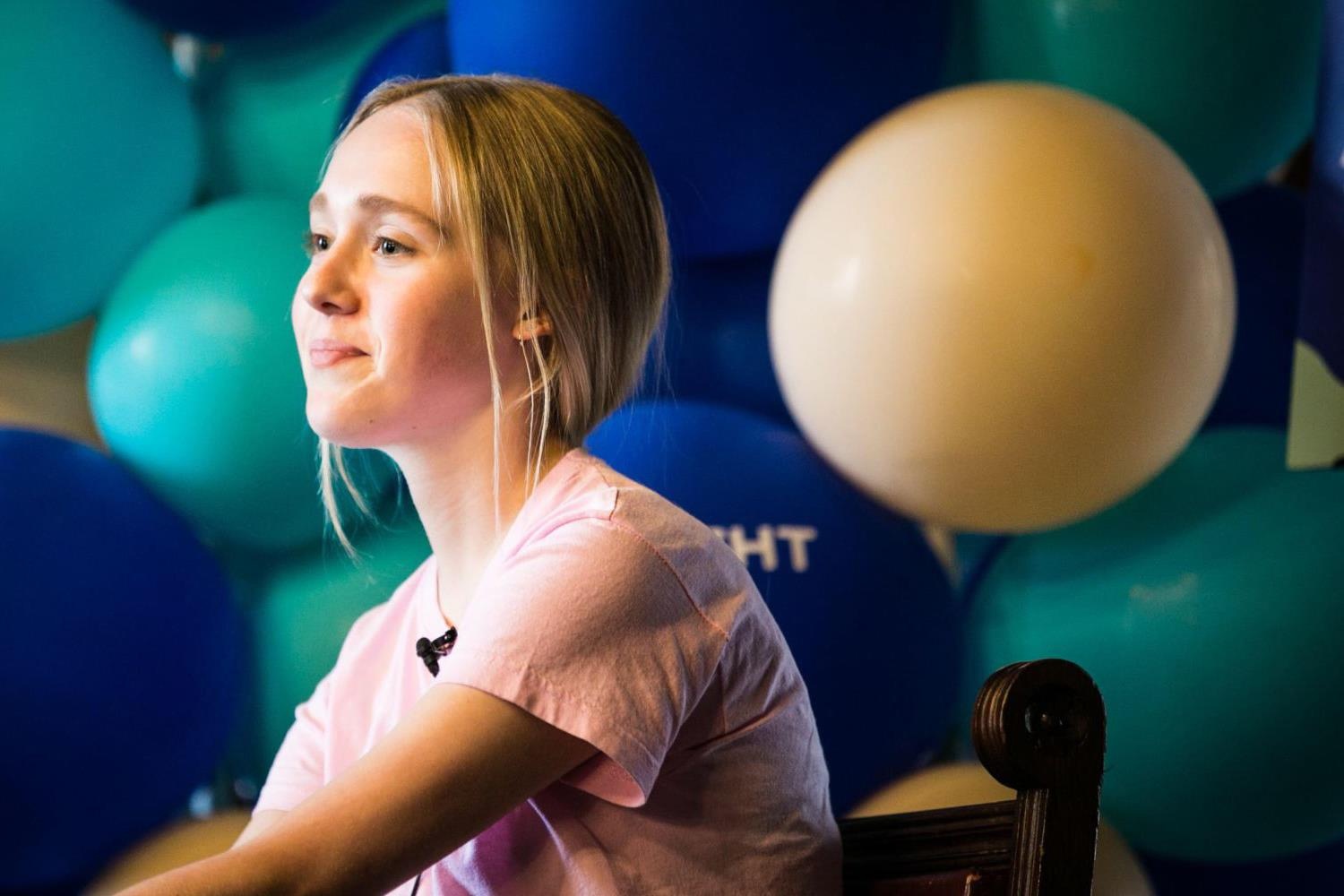 Co gai nguoi Anh kiem 400.000 USD nho dat ten cho tre em Trung Quoc hinh anh