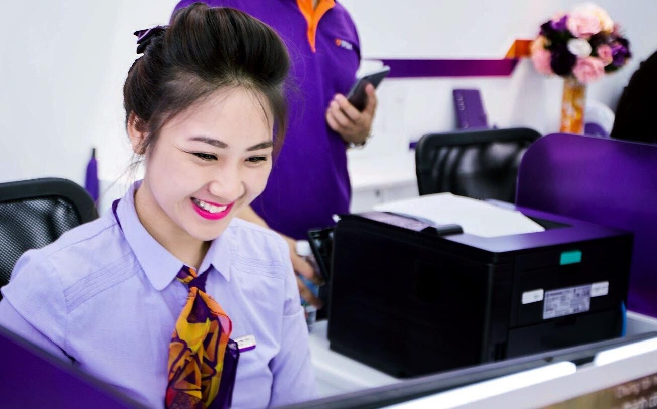 Khach do xo toi ngan hang, nhan vien 'khong co ca thoi gian uong nuoc' hinh anh