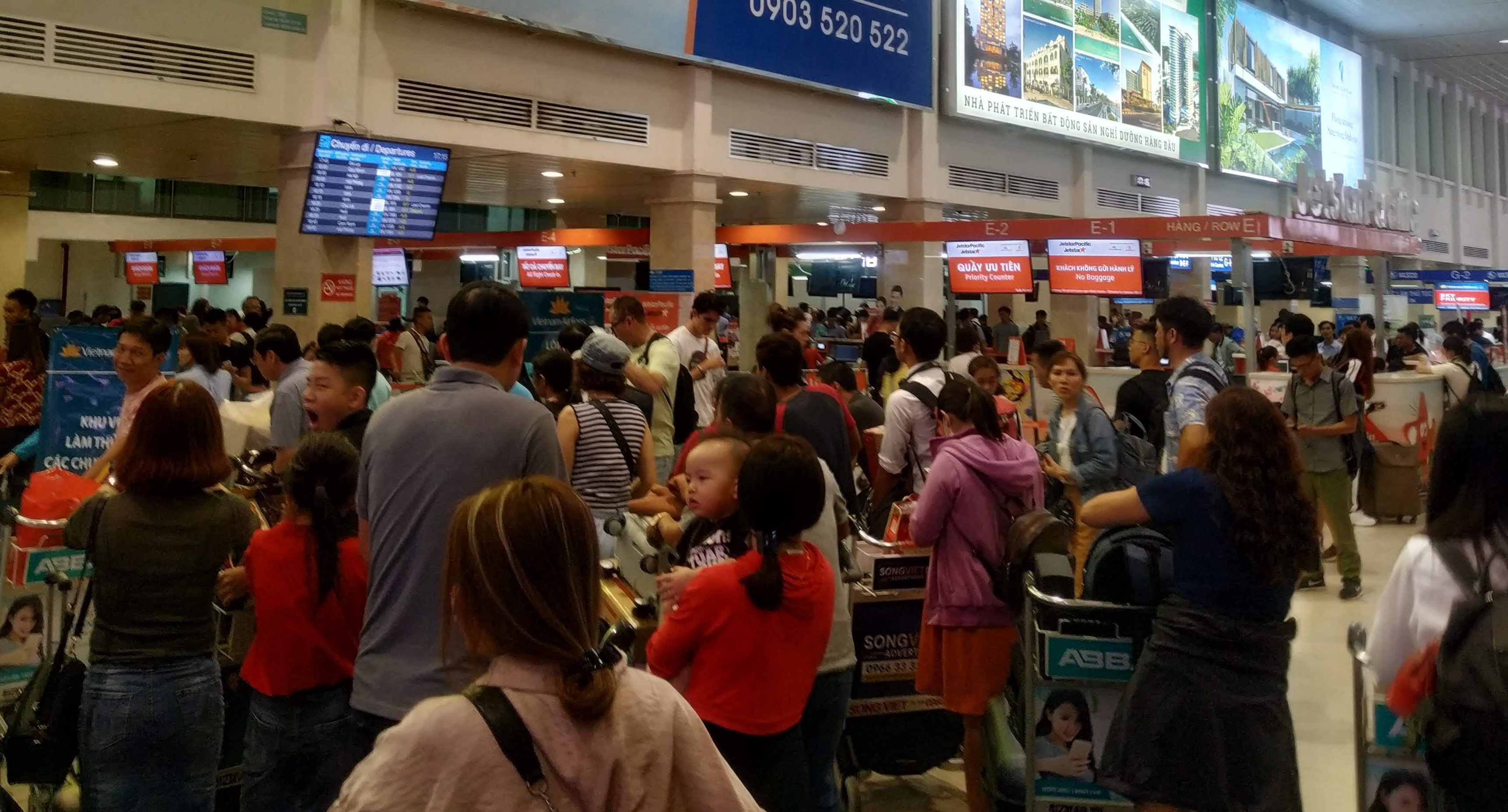 Tan Son Nhat qua tai, nhieu hanh khach lo chuyen bay hinh anh