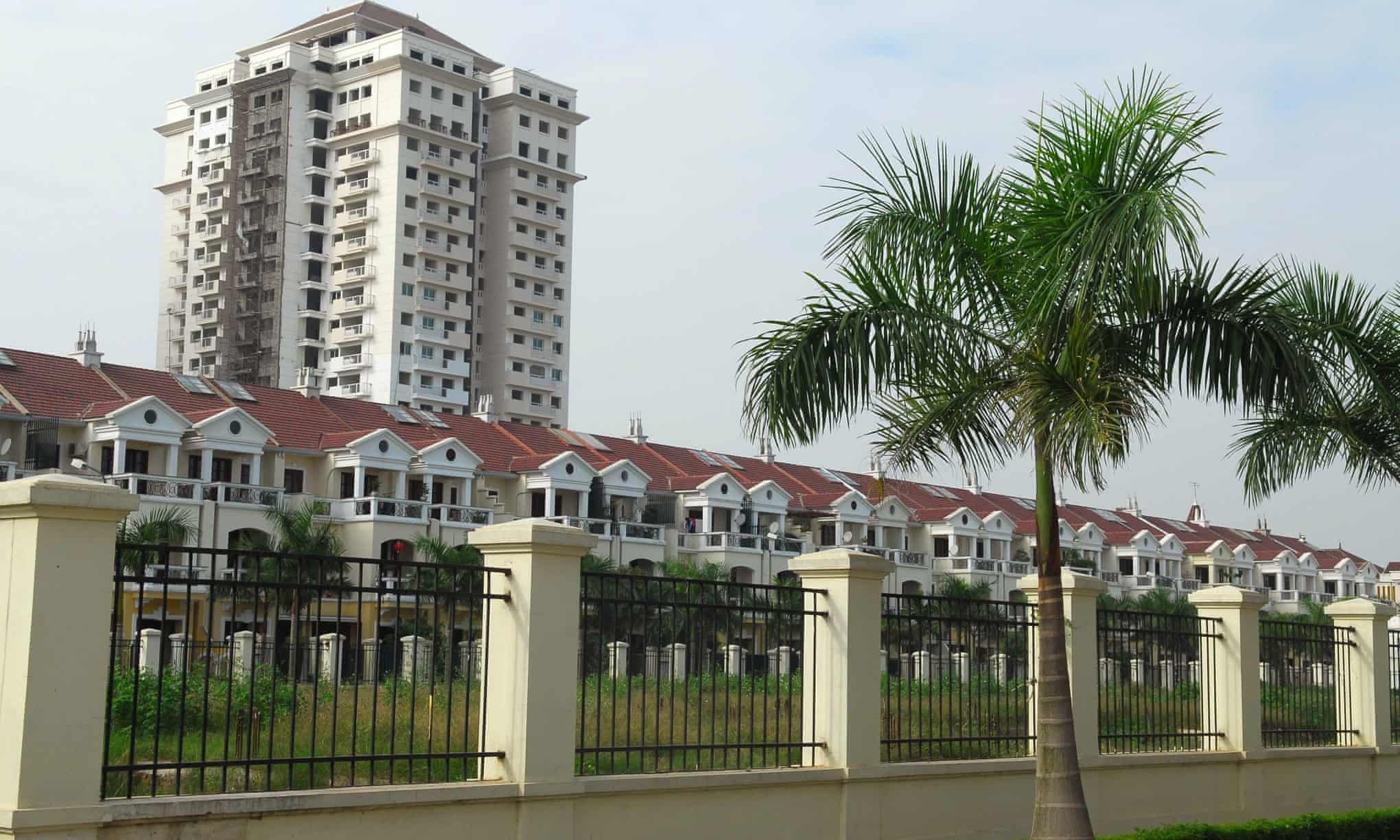 Buc tuong o do thi cao cap, ranh gioi giau ngheo giua long Ha Noi hinh anh