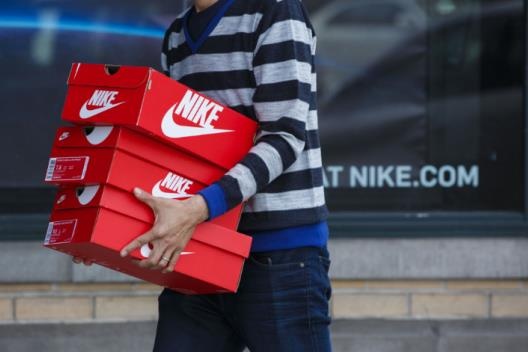 Nike bi phat 14 trieu USD vi can tro viec ban hang cua MU, Barca hinh anh